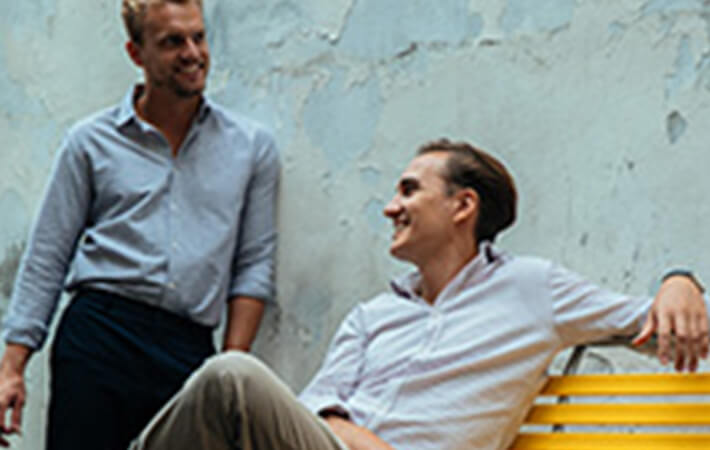 Männer mit fairen und nachhaltigen Leinenhemden der schweizer Marke carpasus