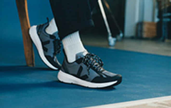 Nachhaltige, sportliche Veja Sneaker in schwarz und grau