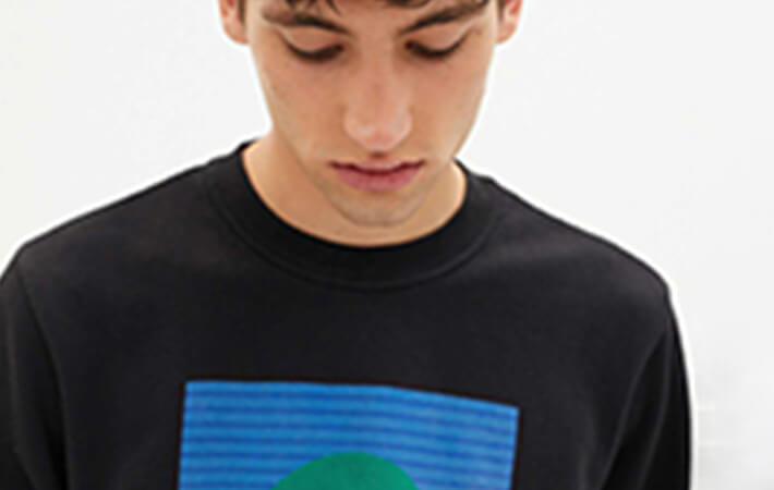 Mann mit schwarzem Fairfashion Sweatshirt mit Print 