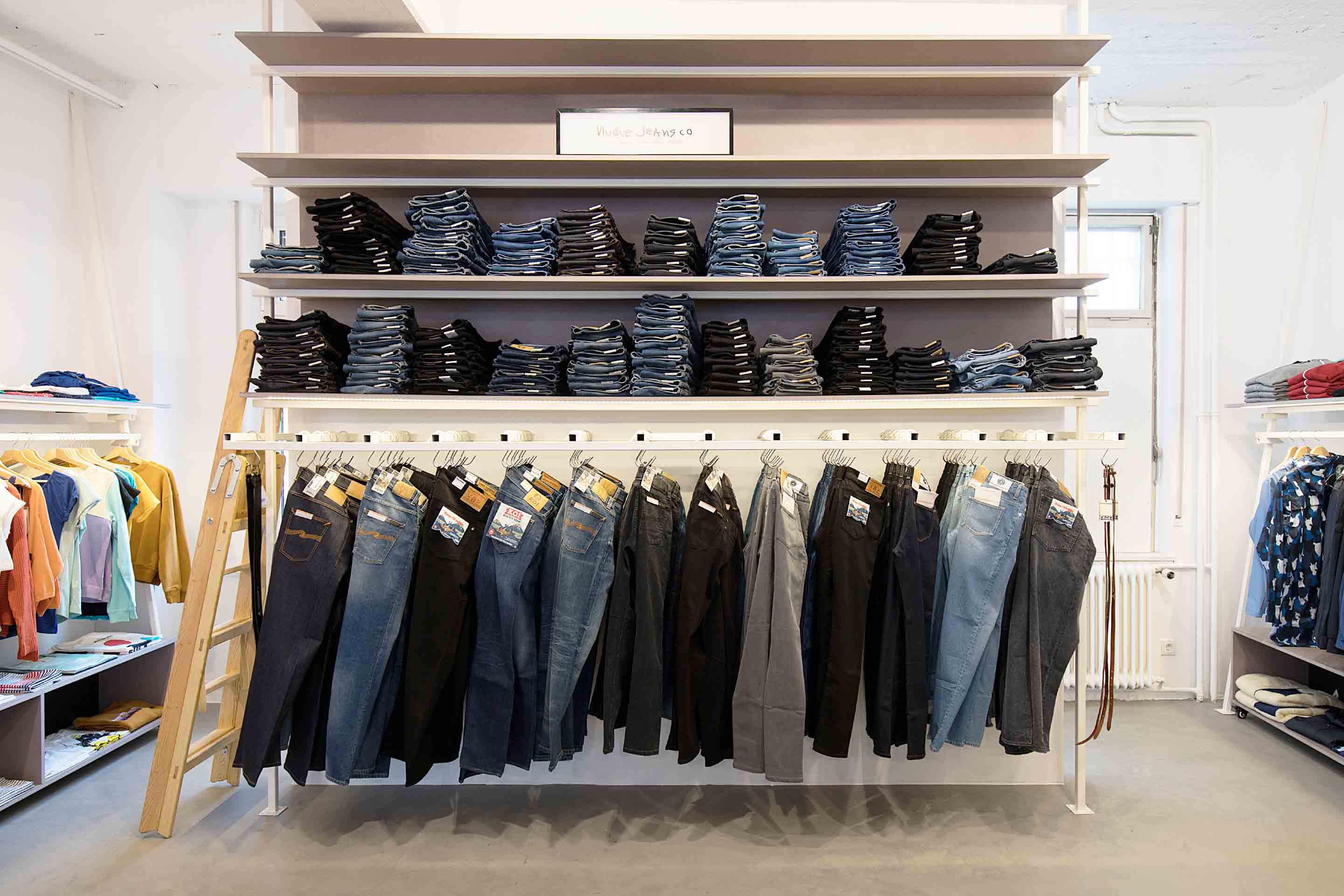 Frankfurter Laden mit großem Jeansregal mit verschiedenen Modellen in schwarz, grau und Blautönen für Männer und Frauen