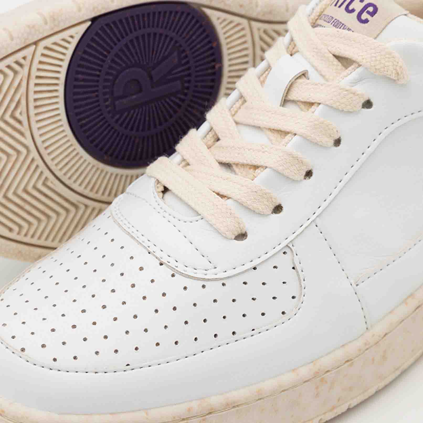 Weiße Sneaker aus Reisabfällen mit violetten Details von der Marke RICE