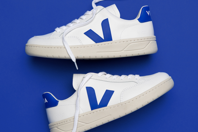 VEJA Sneaker V-12 in Blau vor blauem Hintergrund bei glore.de