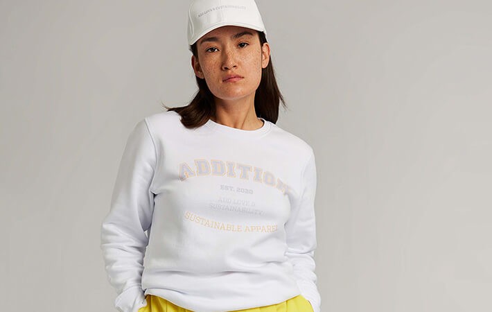Helles Sweatshirt mit Print aus veganen und nachhaltigen Materialien für Frauen