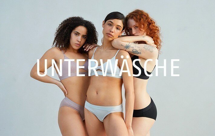 Drei Frauen unterschiedlicher Haut- und Haarfarbe tragen verschieden farbige, nachhaltige Unterwäsche-Sets bestehend aus BH und Höschen
