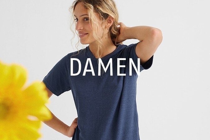 Vegane Mode Damen, gut gelauntes Model mit veganem T-Shirt aus Hanf in blau