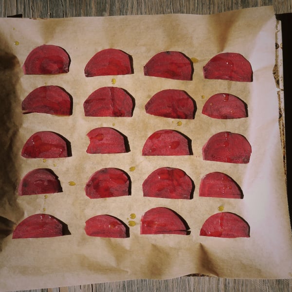 Rote Beete Scheiben werden im Ofen vorgebacken